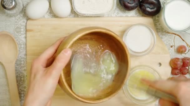 Vídeo de ovo batido com farinha — Vídeo de Stock