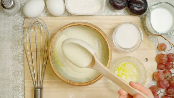 Відео приготування тіста для тонкого крепу — стокове відео