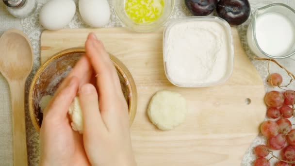 Tiro de sobremesa de cozinha com massa de queijo de casa de campo — Vídeo de Stock