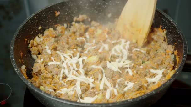 鍋の中の料理のミンチの撮影 — ストック動画