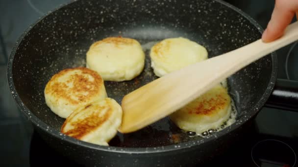 집에서 구운 카레를 만들어 요리하는 모습 — 비디오