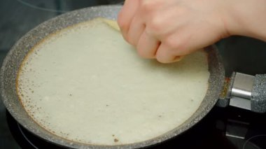 Tavada krep için vurucu