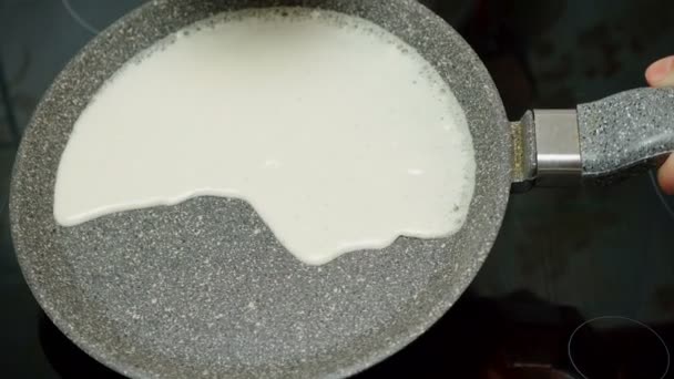 Dough untuk crepe dalam panci — Stok Video