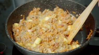 Tavada yemek pişirme.