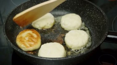 Ev yapımı kavrulmuş süzme peynirli kek videosu.