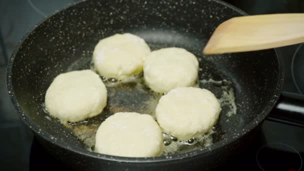 Vídeo de caseiros bolos de queijo cottage frito — Vídeo de Stock