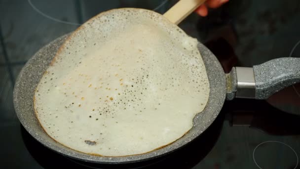 Dough for fried crepe in the skillet — Stock Video