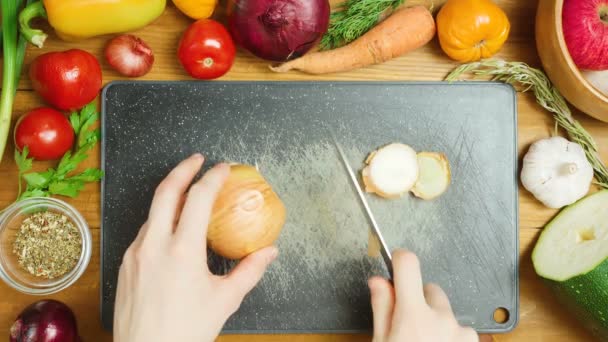 Video of woman peelings onion, top view — Stock Video