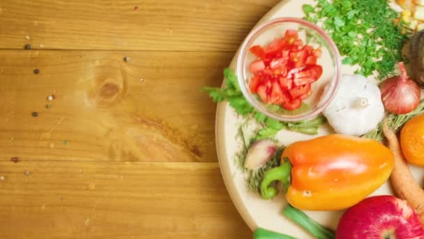 Видео тарелки с разными овощами — стоковое видео