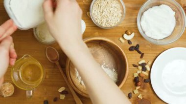 Yulaf ezmesi kurabiyeleri için el yapımı hamur videosu