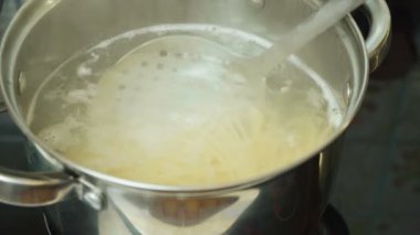 Tavada kaynamış makarna videosu