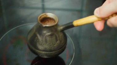 Mutfakta el yapımı sabah kahvesi.