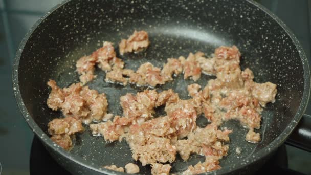 Video av matlagning av stekt malet kött i köket — Stockvideo