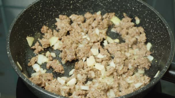 Tiro de cocina de picadillo frito en cocina — Vídeo de stock