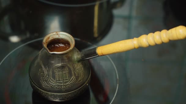 Відео приготування ранкової кави на кухні — стокове відео