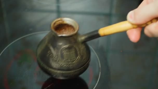 Cocción hecha a mano de café de la mañana en la cocina — Vídeos de Stock