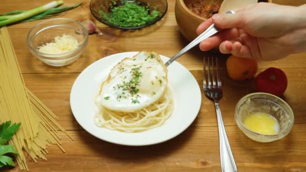 Video av handgjord matlagning av olika pasta med agg i köket — Stockvideo