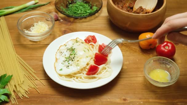 Vidéo de cuisine faite à la main de différentes pâtes avec tomate dans la cuisine — Video