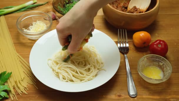 Video de la fabricación a mano de diferentes pastas en la cocina — Vídeos de Stock