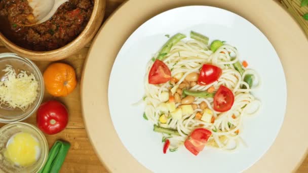 Video av handgjord matlagning av pasta på rullande bord — Stockvideo