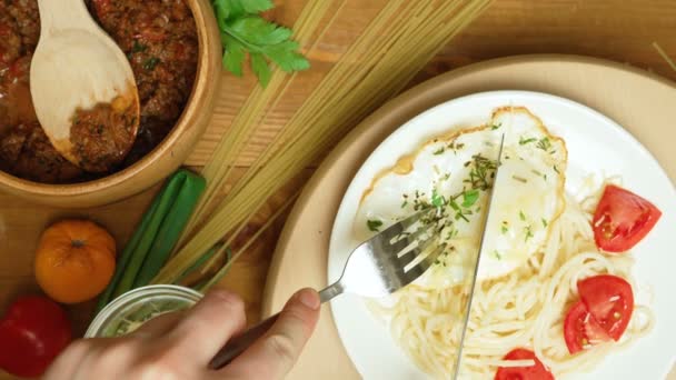 Video av pasta med ägg och tomat på runt valsbord — Stockvideo