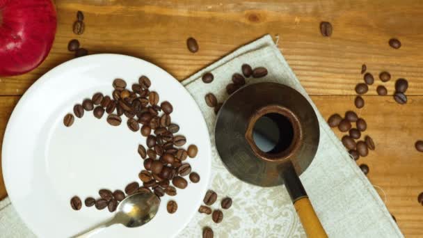 Beelden van het koken van koffie in de ochtend in de keuken — Stockvideo