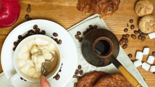 마시멜로와 커피를 조리하는 모습 — 비디오