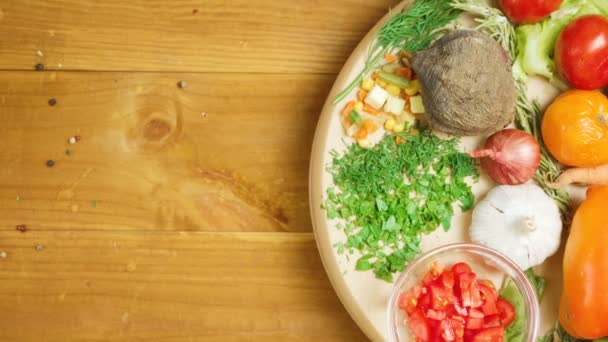 Зйомки тарілки з сезонними кольоровими овочами — стокове відео