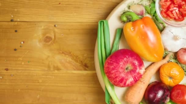 Tiro de prato com verduras a cores — Vídeo de Stock