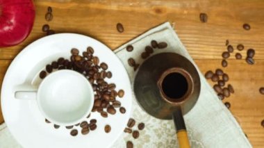 Mutfakta sabah kahvesinin el yapımı görüntüsü.