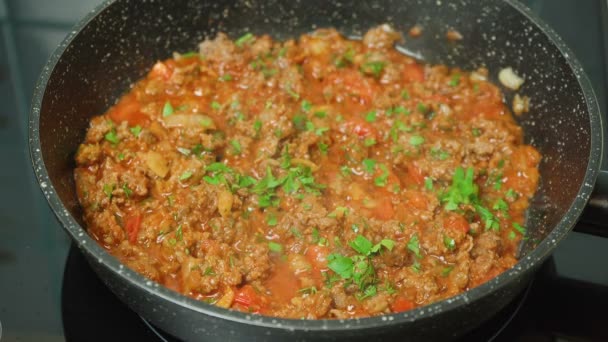 トマトソースで揚げたミンチの料理のビデオ — ストック動画