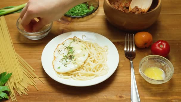 Video ruční vaření těstovin v kuchyni — Stock video