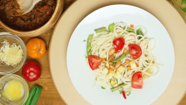 Video di cottura a mano della pasta su tavola rotonda — Video Stock