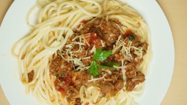 Handgemaakt koken van pasta op ronde roltafel — Stockvideo