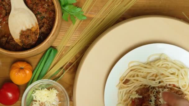 Video von Pasta mit Fleisch am runden Tisch — Stockvideo