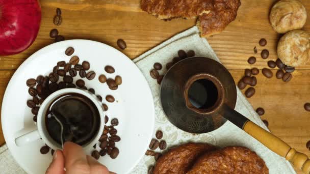 부엌에서 아침 커피를 만드는 모습 — 비디오