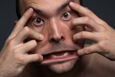 Deli adamın fotoğrafı, yakın çekim.