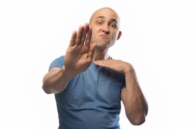 Beyaz üzerine tıraş olmuş genç adamın fotoğrafı hayır diyor.