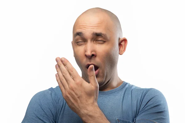 Photo de jeune homme rasé fatigué bâillant — Photo