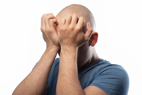 Obrázek mladého unaveného oholeného muže na bílém — Stock fotografie