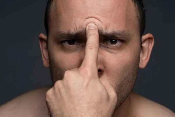 Imagen del hombre con el dedo índice en la frente — Foto de Stock