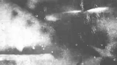 Çizilmiş eski film dokusunun siyah beyaz renkli videosu