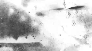 Çizilmiş eski film dokusunun siyah beyaz renkli videosu