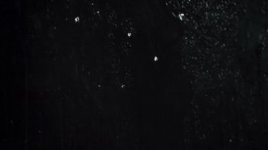 Siyah arkaplanda su damlaları