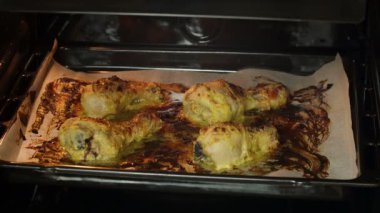 Ev yapımı kızarmış tavuk budu videosu.