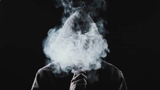 Video de hombre fumador en el capó — Vídeo de stock