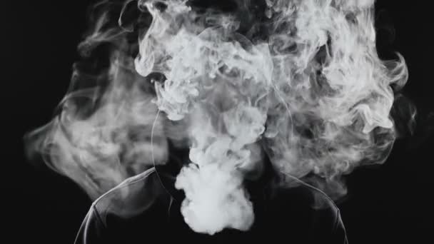 Zastrzelenie palacza w kapturze w cieniu — Wideo stockowe