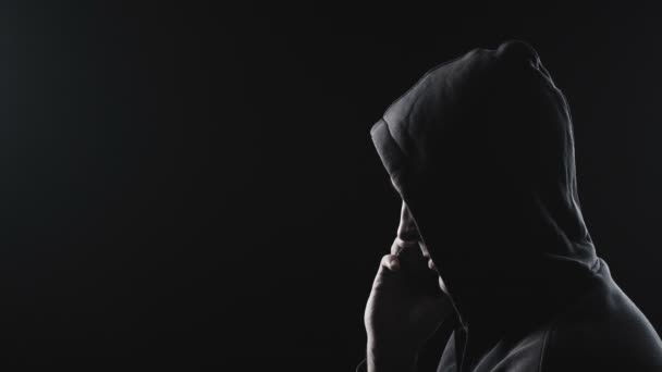 Video muže mluvícího po telefonu v kapuci — Stock video