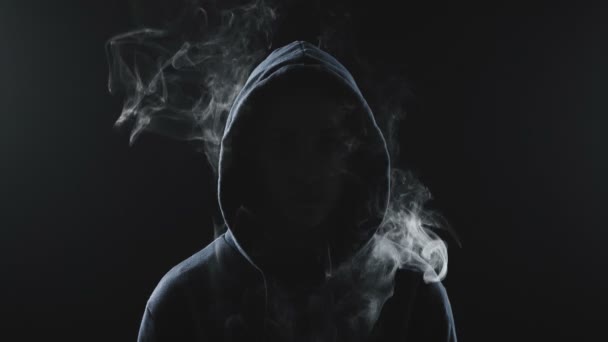 Βίντεο του καπνιστή κορίτσι στο καπό — Αρχείο Βίντεο