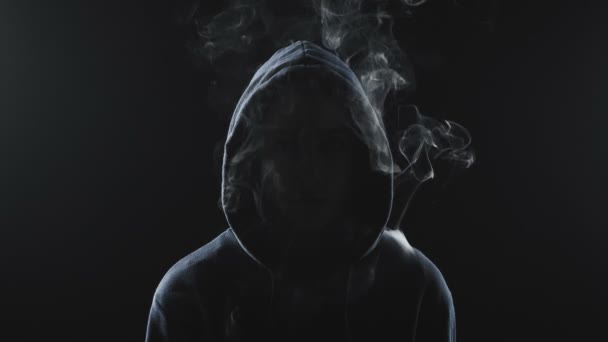 Vídeo de mulher fumante na sombra — Vídeo de Stock